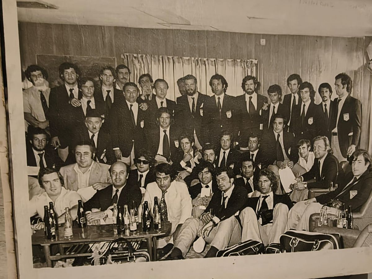 DE GIRA. Julio Bach junto a la delegación de Lawn Tennis en la previa del viaje por el Caribe, una de las experiencias internacionales que marcaron su etapa como jugador.