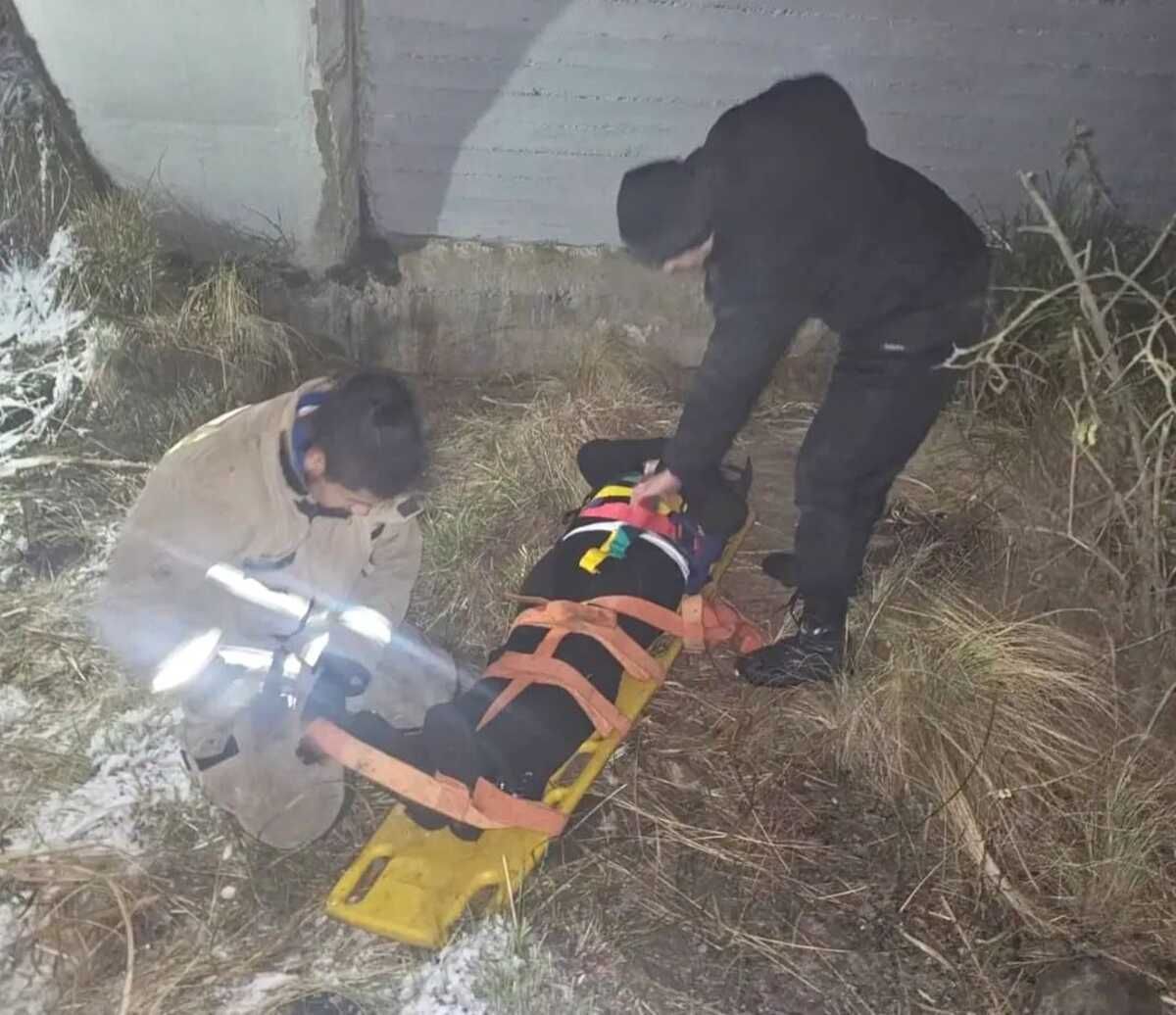 OPERATIVO. Personal de Bomberos y Policía de la provincia realizando el rescate de los cinco ocupantes. 