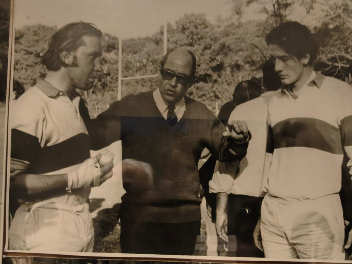OTRA ÉPOCA. Bach, junto a sus compañeros, durante una de las jornadas que marcaron sus años en el rugby tucumano.