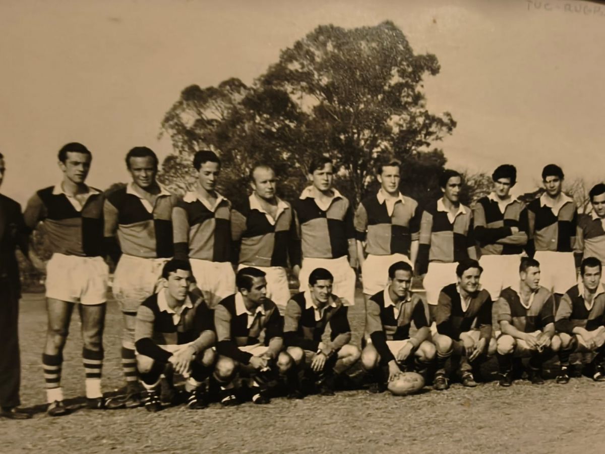 PRIMEROS AÑOS. Bach junto a Tucumán Rugby, el club en el que comenzó a jugar a los 12 años y construyó buena parte de su carrera.
