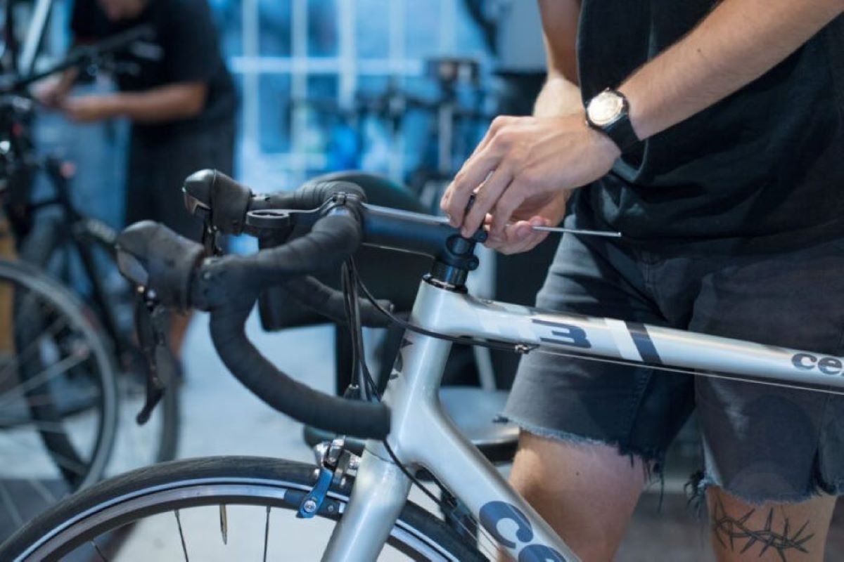 REGULACIÓN. En el manubrio de una bicicleta de ruta se ajusta la altura.