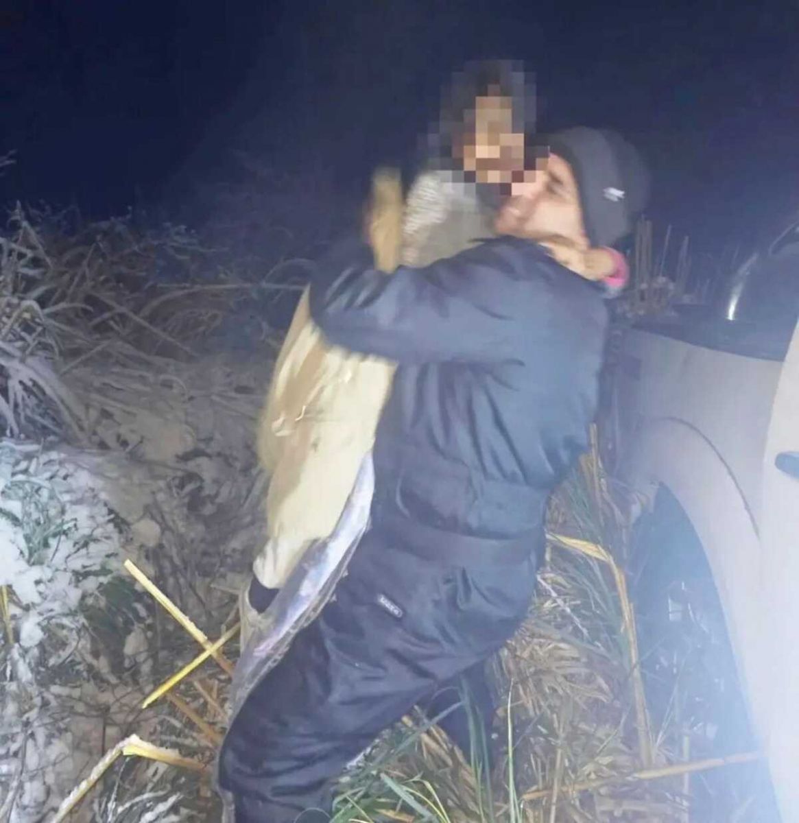 RESCATE. Así retiraban a la menor de 10 años.