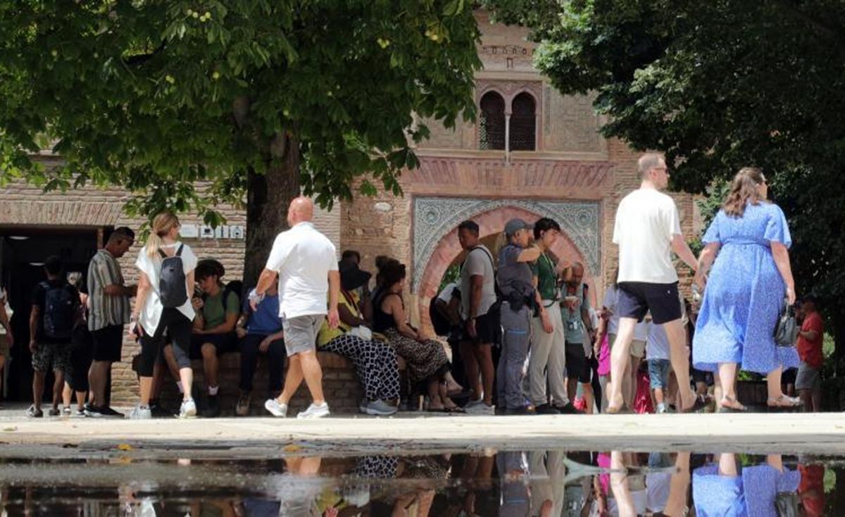 Turistas y residentes, en las afueras de la Alhambra, mientras dehaya habido ntro se realiza una inspección técnica para descartar que algún tipo de afectación. PEPE TORRES / EFE/ La Vanguardia 