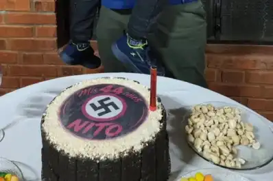 Un hombre festejó su cumpleaños con una torta decorada con una esvástica y un nene hizo el saludo nazi: la Justicia abrió una investigación
