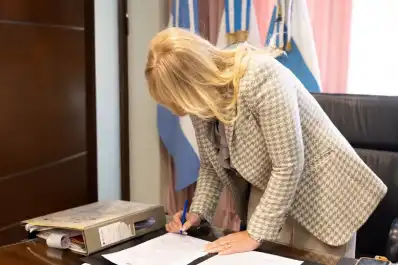La intendente Chahla firmó la adjudicación del proyecto del Sistema de Desagües Noreste