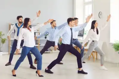 La OMS pide rediseñar los entornos laborales: pausas activas, ergonomía y ejercicio recreativo