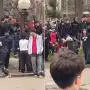 Video: atacaron a piedrazos y botellazos a jóvenes que se juntaron a farmear aura en Mar del Plata