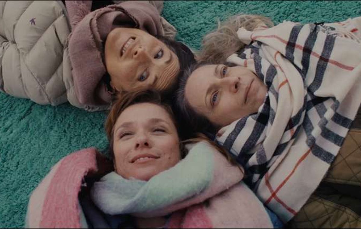 UNA FAMILIA EN CRISIS. “Familia Fallada de Fábrica” sigue a tres primas que se reencuentran después de veinte años y buscan reconstruir sus vínculos.