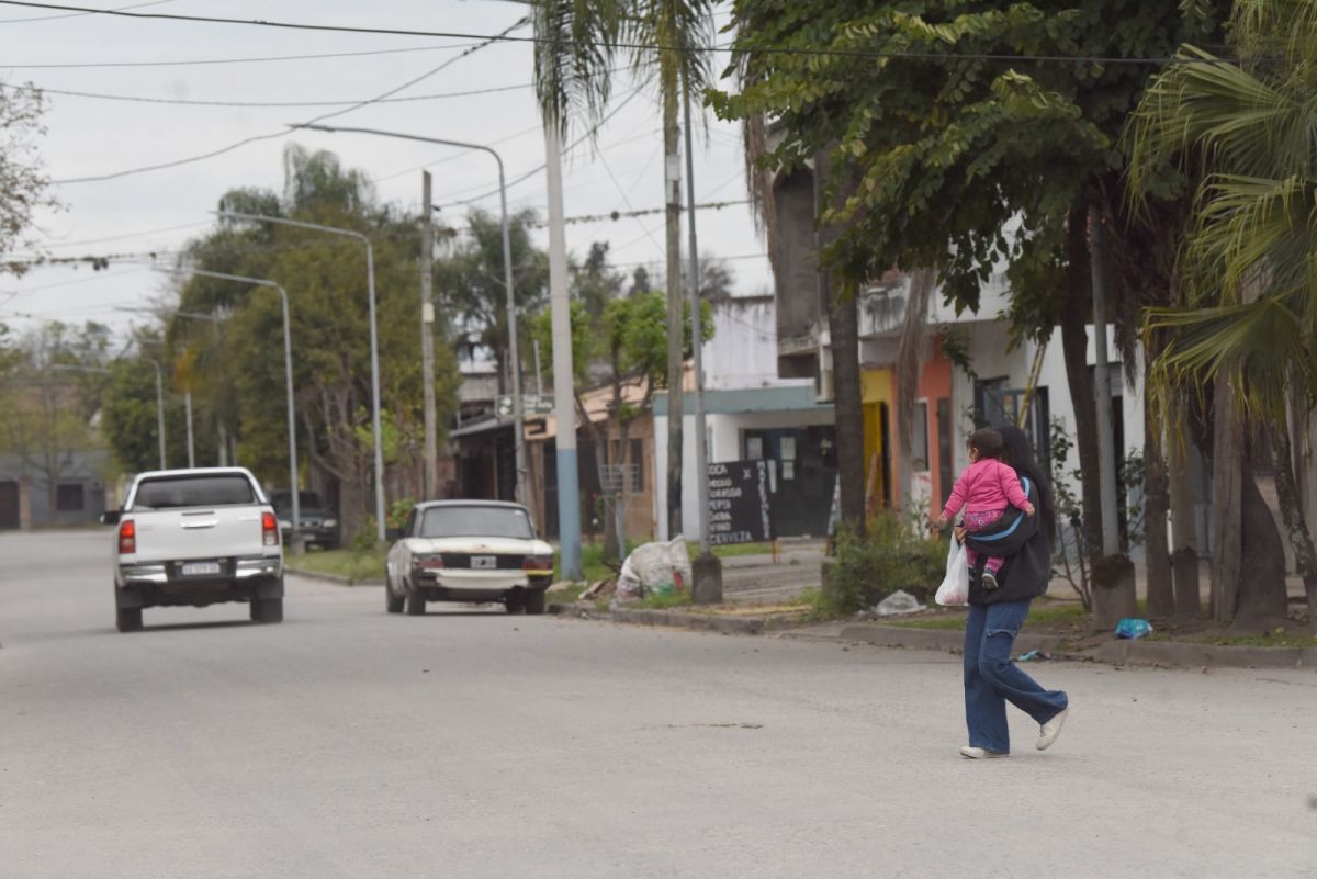 Vecinos del barrio de la familia Paz acompañan el momento.