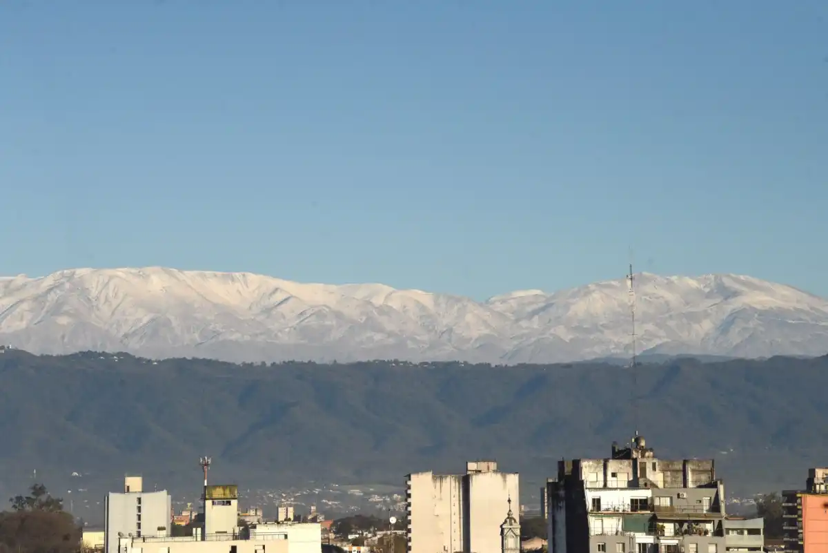Los cerros tucumanos amanecieron de nuevo cubiertos de blanco