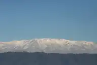 La nieve volvió a pintar de blanco las Cumbres Calchaquíes y se convirtió en la postal del jueves