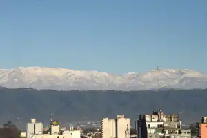 La nieve volvió a pintar de blanco las Cumbres Calchaquíes y se convirtió en la postal del jueves