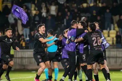 De la arenga de Palermo al show de Cozzani: la noche soñada de Platense en la Libertadores