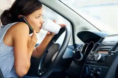 El celular al volante es tan riesgoso como el alcohol, según estudios de seguridad vial