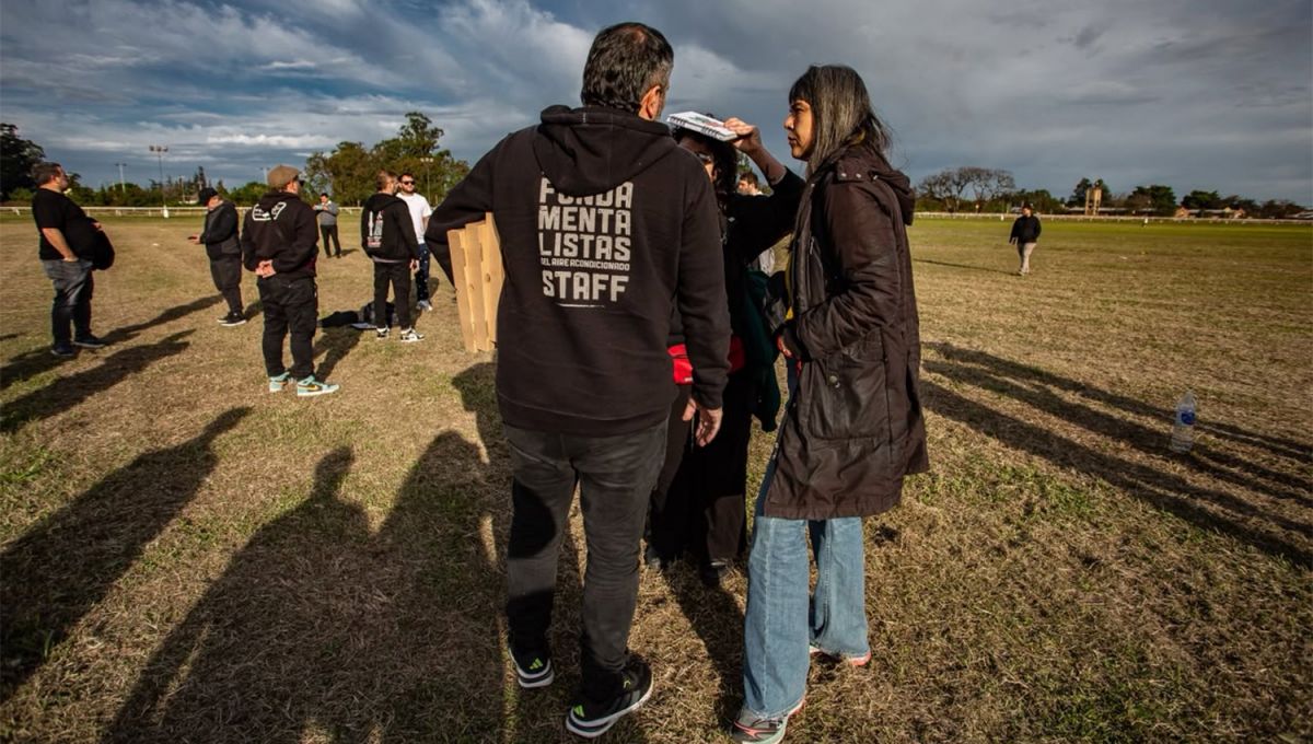 A PUNTO. El staff de LFDAA inspeccionaron los espacios disponibles para el montaje del escenario y de los equipos de sonido.