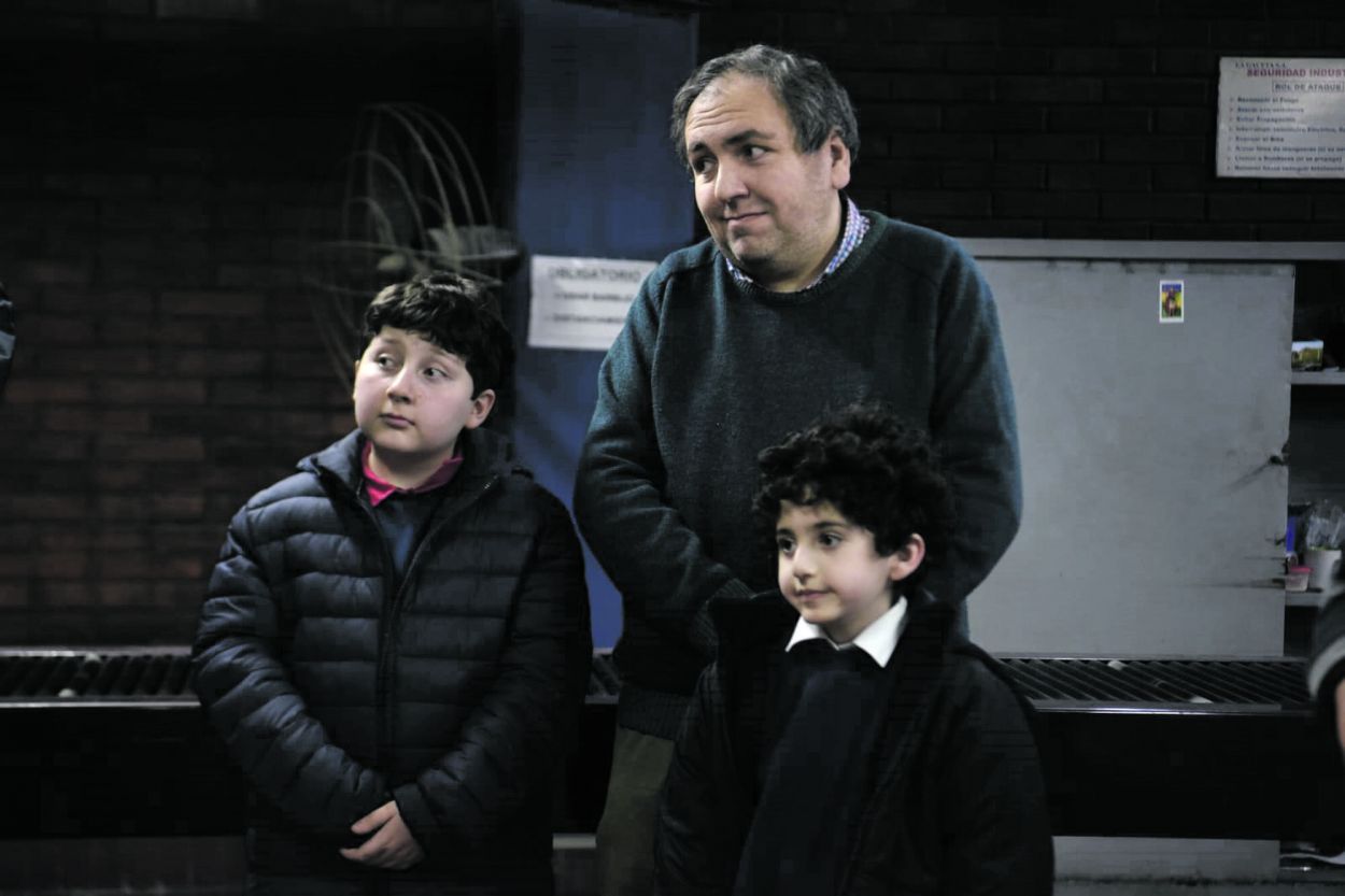 REGRESO. Jorge Bru volvió con sus hijos al lugar donde trabajó su papá. la gaceta / fotos de diego aráoz