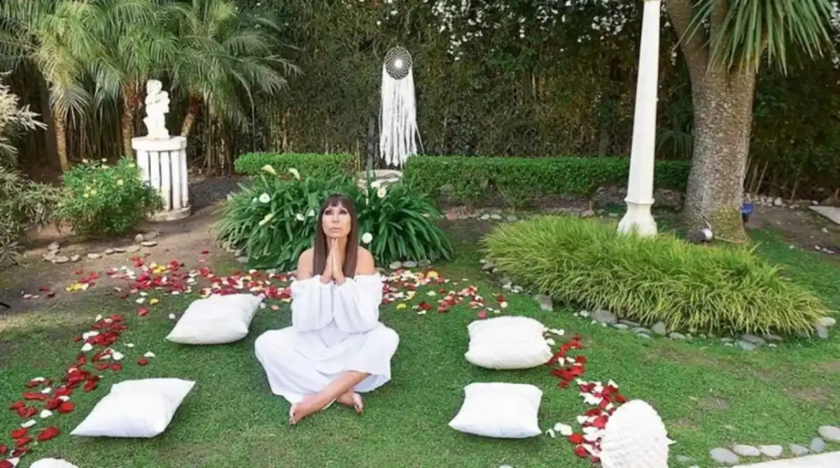 Así es el impresionante jardín de Moria Casán: un oasis con pileta, fuente y pétalos de rosas