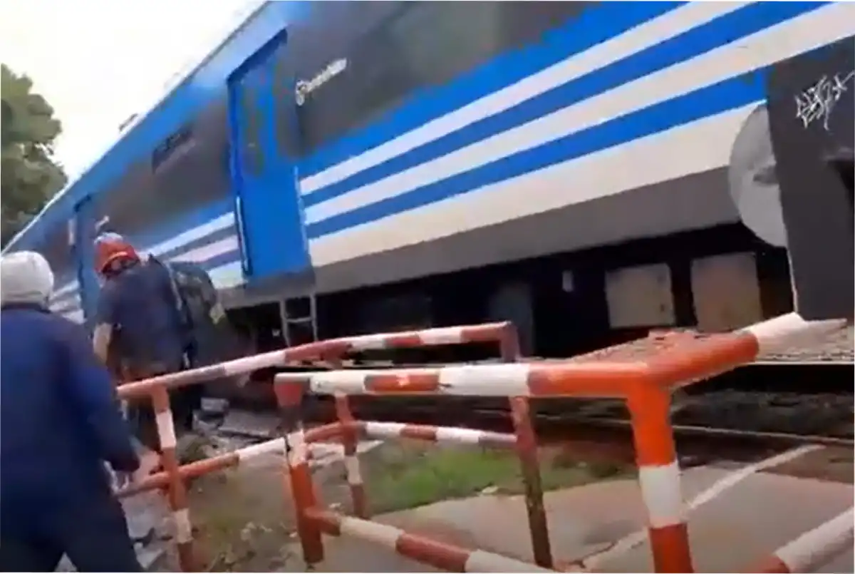 Un repartidor intentó cruzar con la barrera baja y murió atropellado por un tren