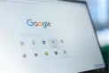 Alerta por estafa en ventanas falsas de Google: el engaño que roba tus cuentas sin que lo adviertas