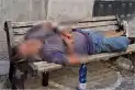 Encontraron al mejor amigo de Maradona durmiendo en un banco de Italia: el llamado a los vecinos para sacarlo de la calle