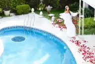 Así es el impresionante jardín de Moria Casán: un oasis con pileta, fuente y pétalos de rosas