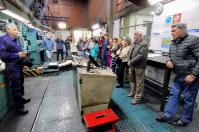 Un grupo de suscriptores visitó la planta impresora de LA GACETA