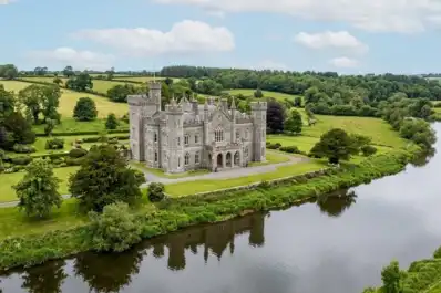 Mark Zuckerberg compró un castillo neogótico en Irlanda: una joya histórica frente al río Blackwater