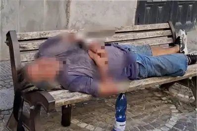 Encontraron al mejor amigo de Maradona durmiendo en un banco de Italia: el llamado a los vecinos para sacarlo de la calle