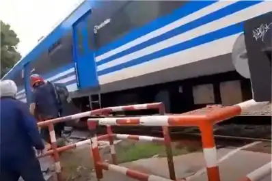 Un repartidor intentó cruzar con la barrera baja y murió atropellado por un tren