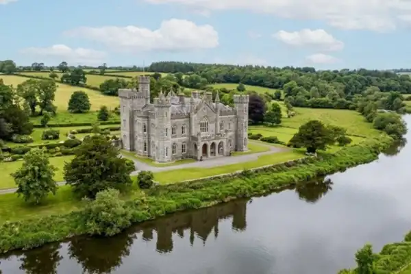 Mark Zuckerberg compró un castillo neogótico en Irlanda: una joya histórica frente al río Blackwater