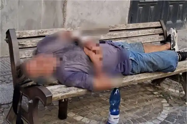 Encontraron al mejor amigo de Maradona durmiendo en un banco de Italia: el llamado a los vecinos para sacarlo de la calle