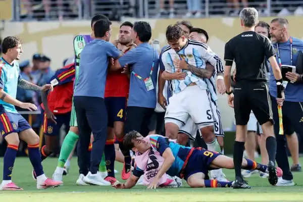 Durísimas sanciones de la FIFA a Argentina tras el Mundial: multa para la AFA y 10 partidos de suspensión para Paredes