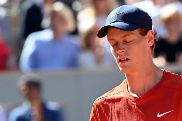 Impacto en el tenis: Jannik Sinner se bajó del US Open por una lesión en la rodilla