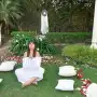Así es el impresionante jardín de Moria Casán: un oasis con pileta, fuente y pétalos de rosas