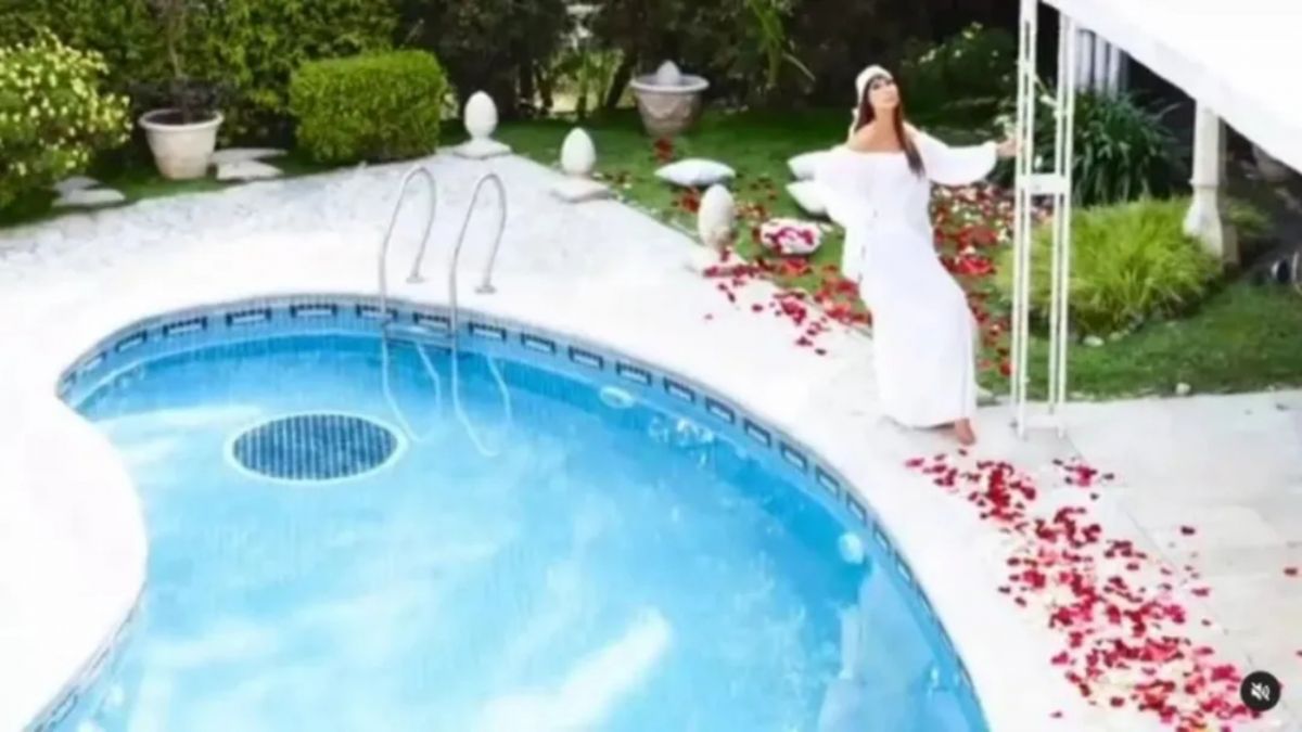 Así es el impresionante jardín de Moria Casán: un oasis con pileta, fuente y pétalos de rosas