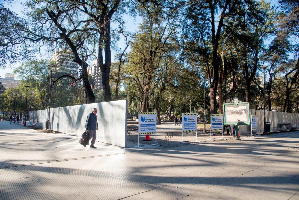 Cercaron la Plaza Urquiza para iniciar su remodelación: cuántos meses estará cerrada