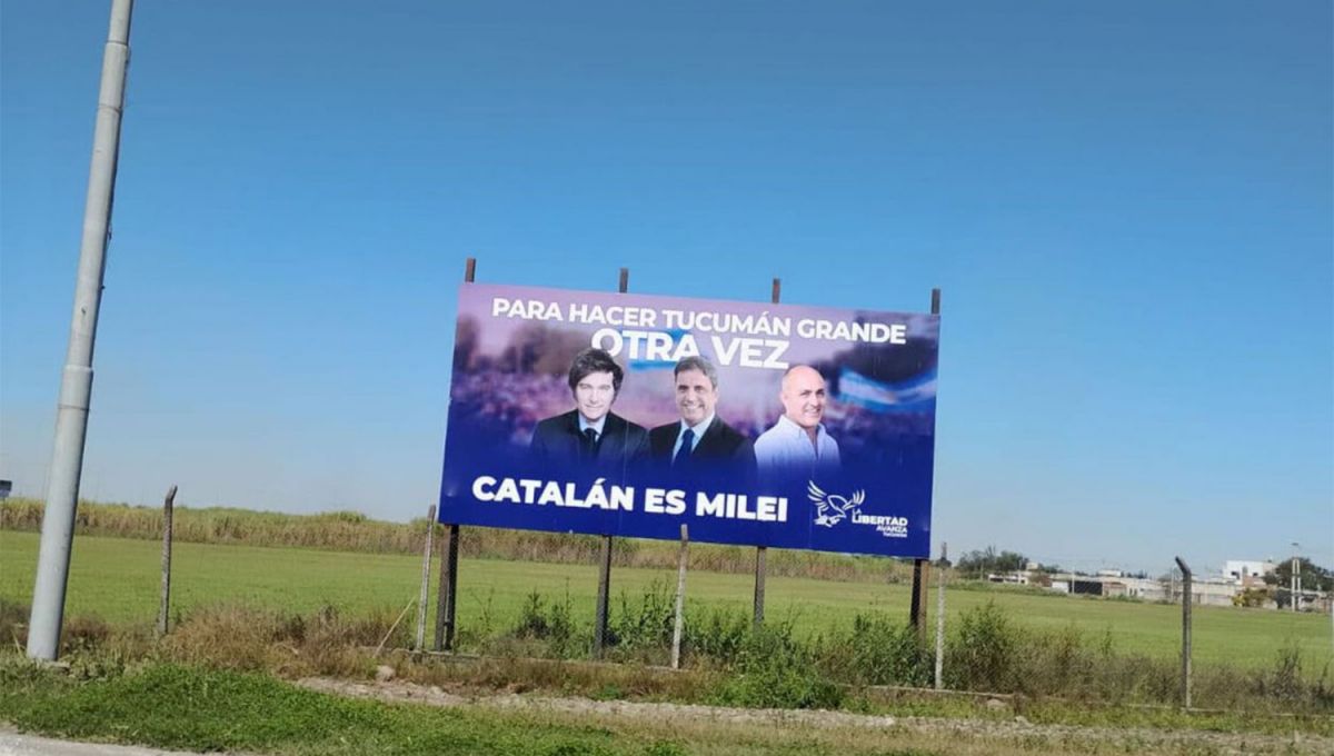 DE LLA. A pocos metros, un cartel de Molinuevo junto a los libertarios.