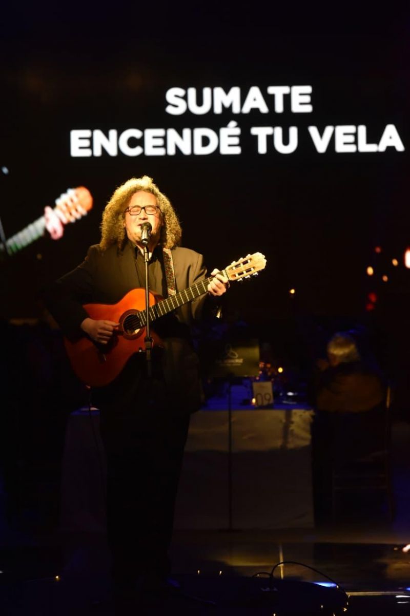 EL ESPECTÁCULO MUSICAL. El cantante Johnny Szpekman de 'Nevertax' fue uno de los encargados de animar la noche. / LA GACETA, OSVALDO RIPOLL