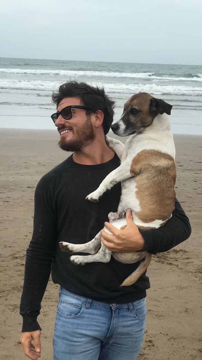 Federico Bal junto a su perro Kike