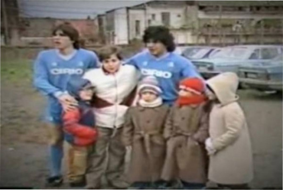 Puzone, Maradona y cinco niños: una imagen del vídeo del partido amistoso.