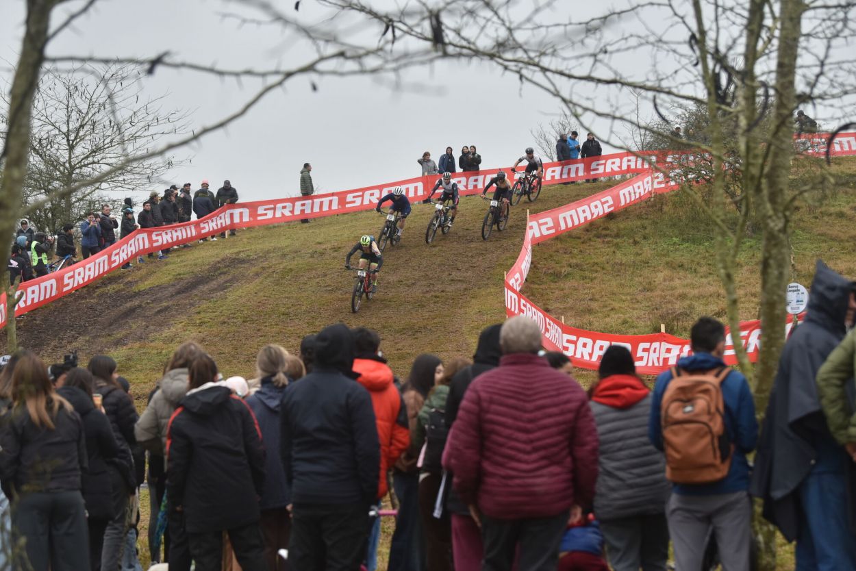 NOTABLE EXPECTATIVA. La competencia de mountain bike, que tuvo 41 kilómetros, fue seguida por un gran número de público durante varios tramos.