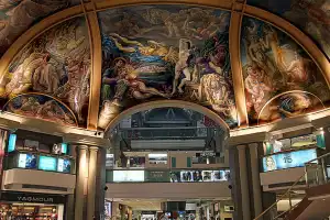 La historia detrás de los murales de Galerías Pacífico que la mayoría mira sin conocer