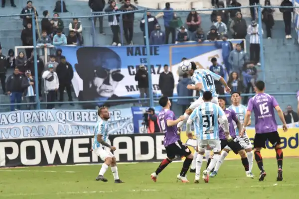 Ambición, orden y convicción: Atlético Tucumán estuvo a la altura frente al líder