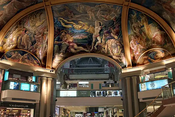 La historia detrás de los murales de Galerías Pacífico que la mayoría mira sin conocer