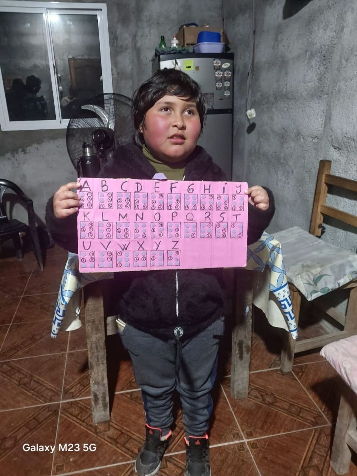 PRIMEROS PASOS. Uriel aprende Braille con la herramienta creada por su mamá.