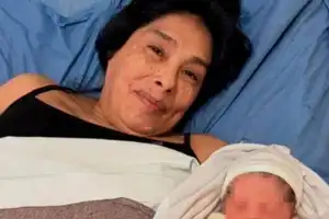Mamá a los 62: el debate sobre la maternidad tardía