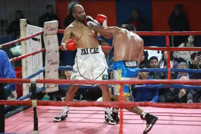 Falcao perdió por puntos ante Aumada, en la pelea por el título que disputó mientras cumple arresto domiciliario