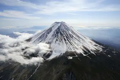 Dejó solo a su hijo de 7 años en el Monte Fuji y siguió hasta la cima con su otro hijo