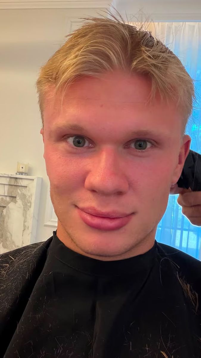 Erling Haaland en pleno corte de pelo