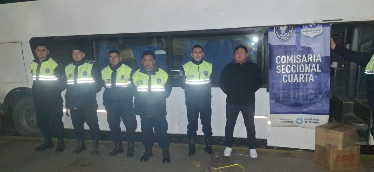 La Policía ubicó un colectivo en el parque. 